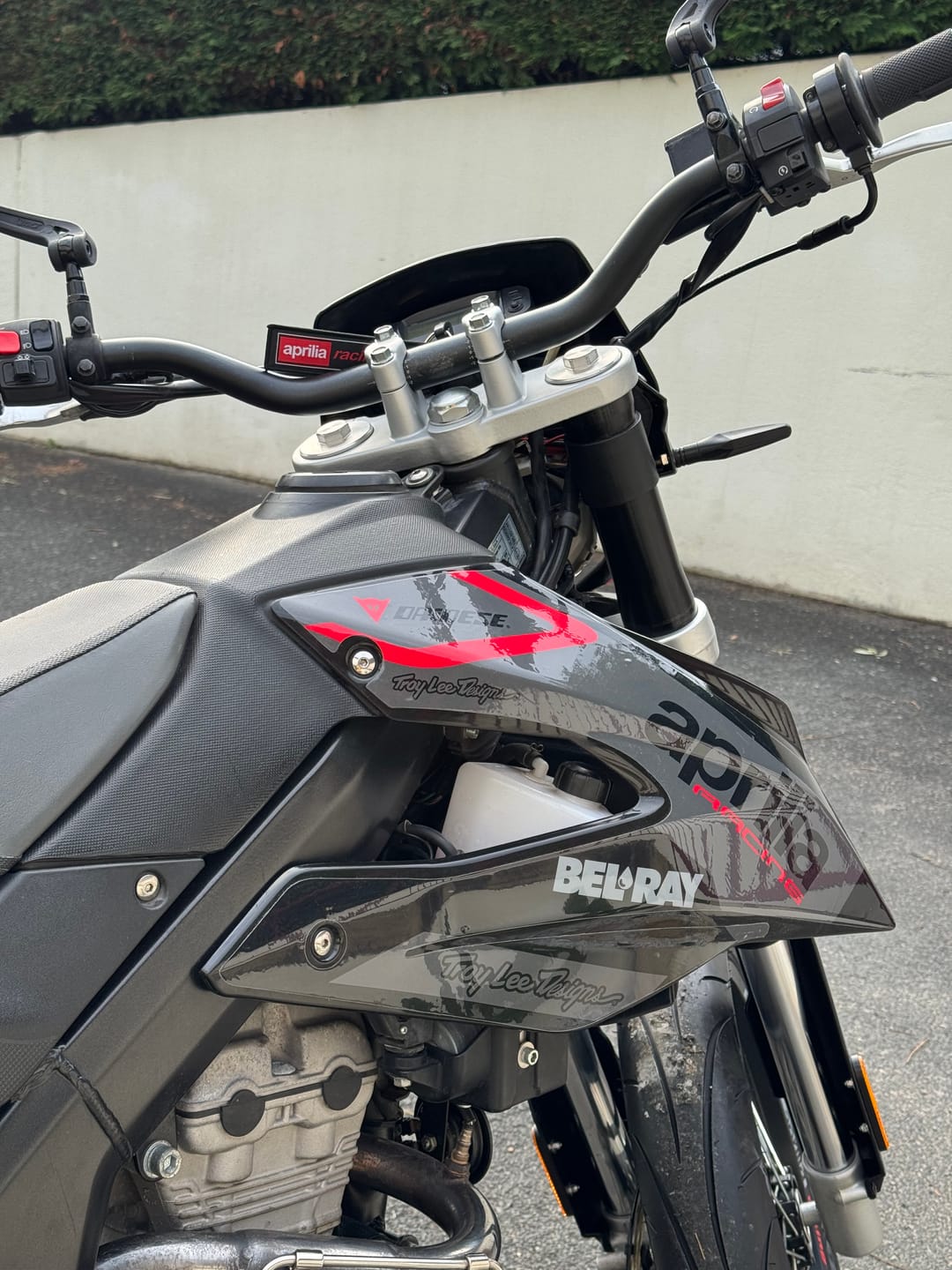 kit gráfico DERBI Senda DRD 125 SM / APRILIA SX 125 2018-2024 - CINZENTO VERMELHO