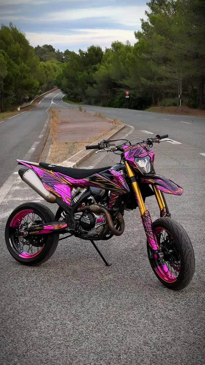 Moto au kit déco multicolore vue sous plusieurs angles