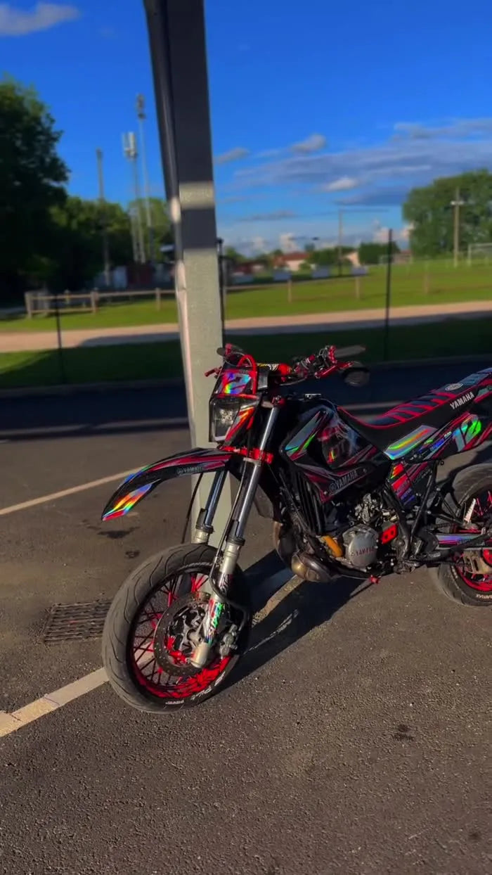 Una moto DecoMotos en exteriores