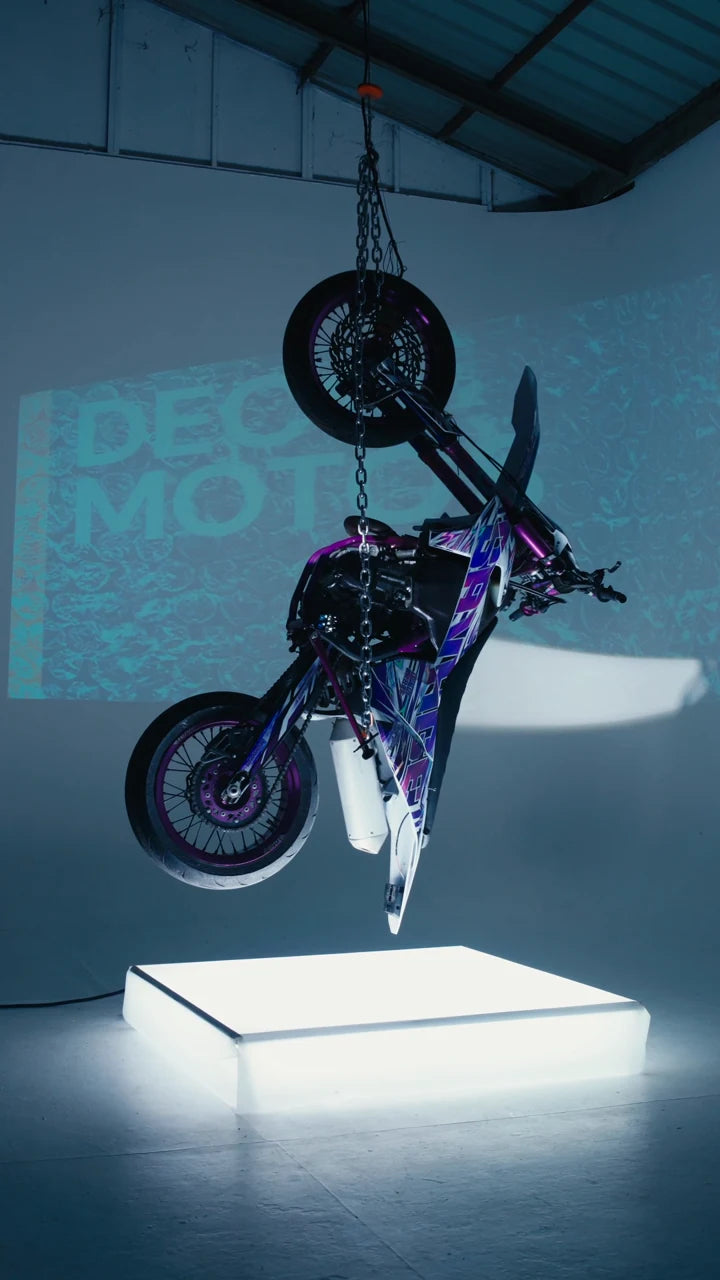Une moto DecoMotos au studio