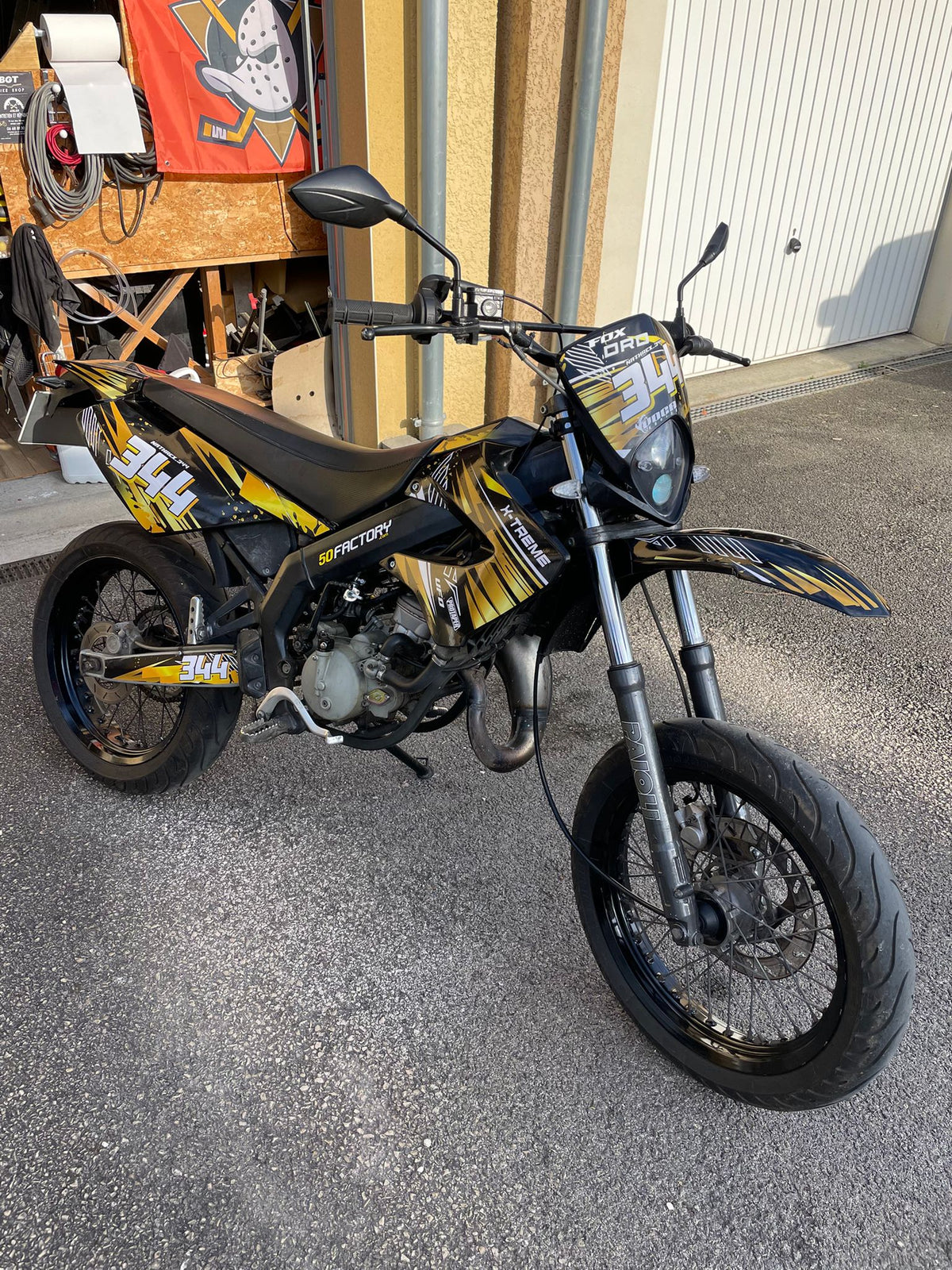 Dekorationskit DERBI XTREME XRACE VOR 2011 - GOLD