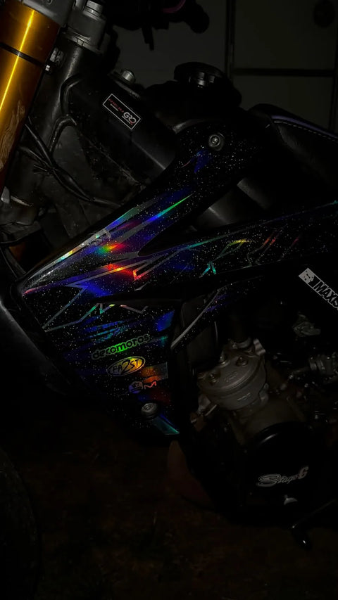 Supermotard au kit déco holographique, gros plan