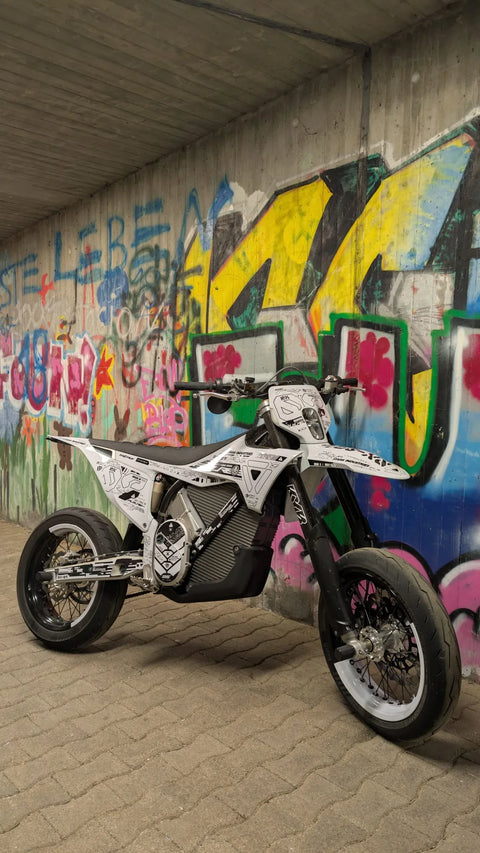Supermotard au kit déco blanc et noir