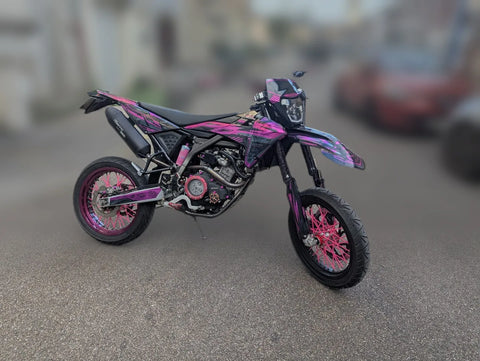 Supermotard con kit de adhesivos rosa