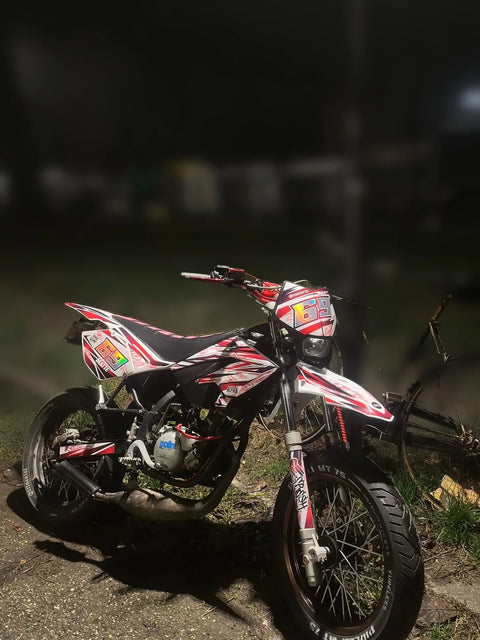 Supermotard con kit de adhesivos rojo y negro