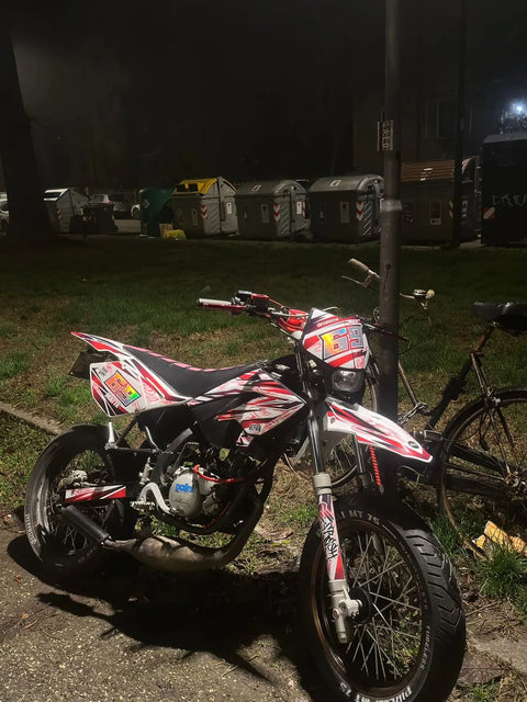 Supermotard au kit déco rouge et noir