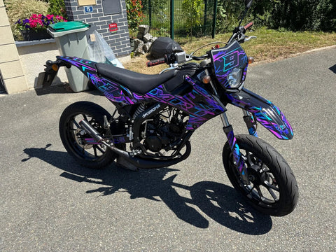 Supermotard au kit déco violet
