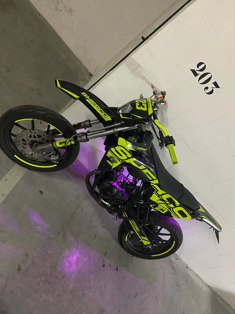 Supermotard au kit déco jaune et violet