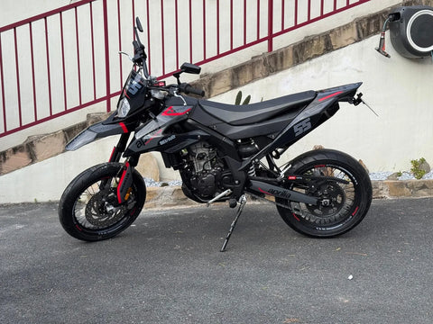 Supermotard au kit déco noir et rouge