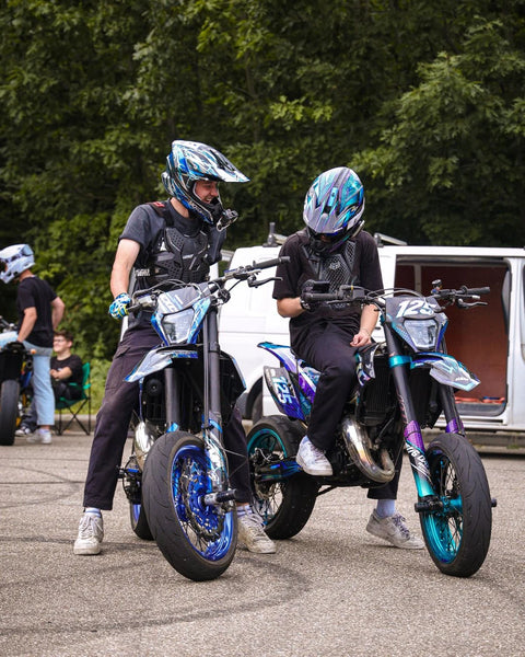 Deux pilotes et leurs supermotards aux kits déco holographiques