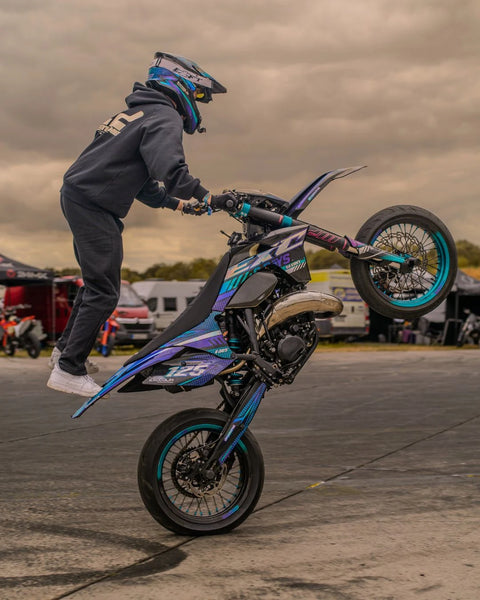 Supermotard au kit déco bleu en action