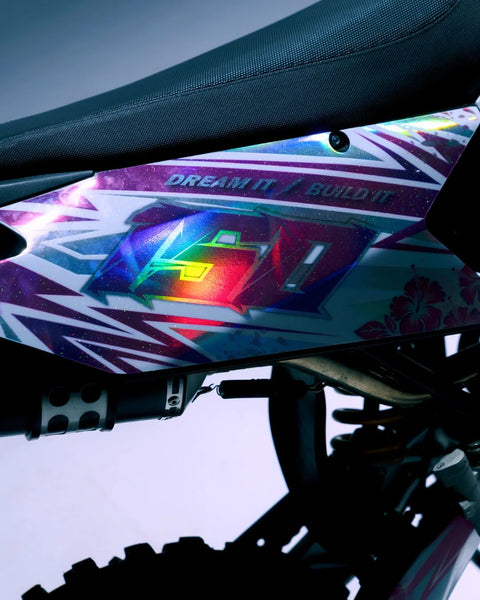 Supermotard au kit déco holographique, gros plan