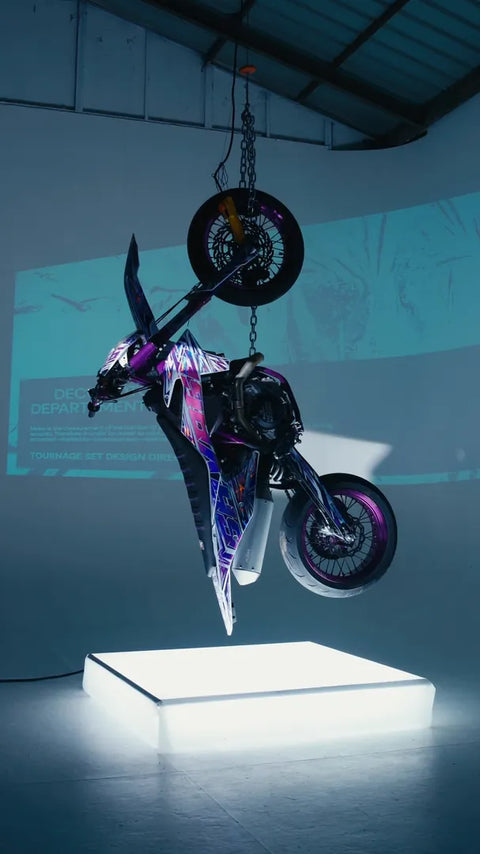 Supermotard con kit de adhesivos violeta