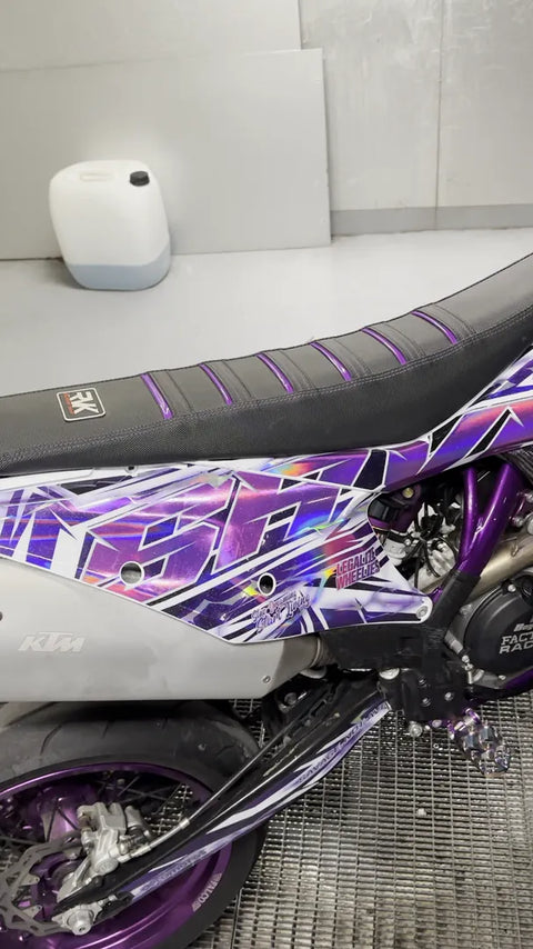 Supermotard au kit déco violet, gros plan