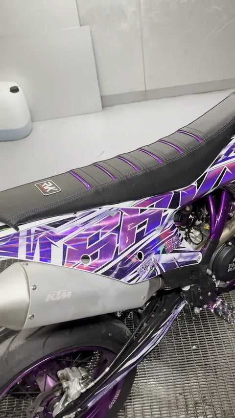 Supermotard con kit de adhesivos violeta, primer plano