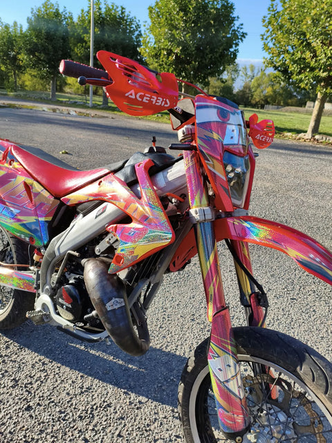 Supermotard au kit déco rouge