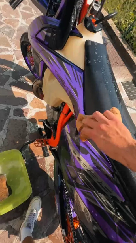 Supermotard au kit déco violet et orange fraîchement posé