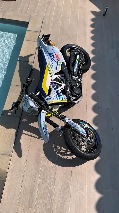 Supermotard au kit déco blanc et bleu