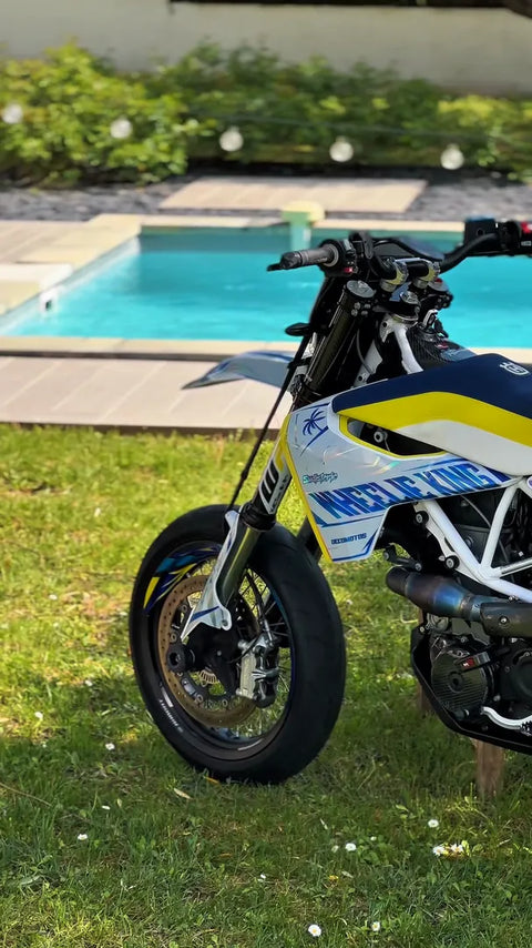Supermotard con kit de adhesivos blanco y azul