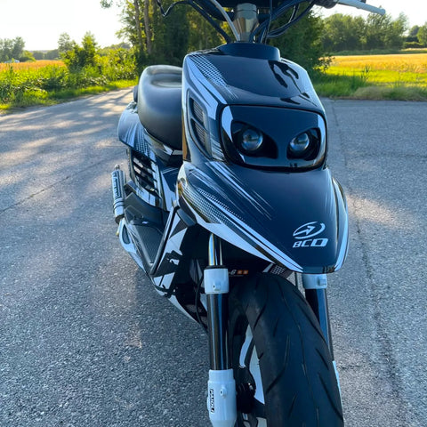 Scooter au kit déco noir et blanc