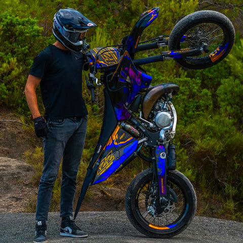 Supermotard au kit déco bleu en action