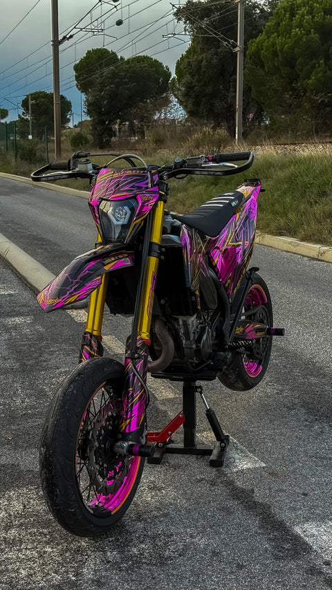 Supermotard au kit déco rose et or