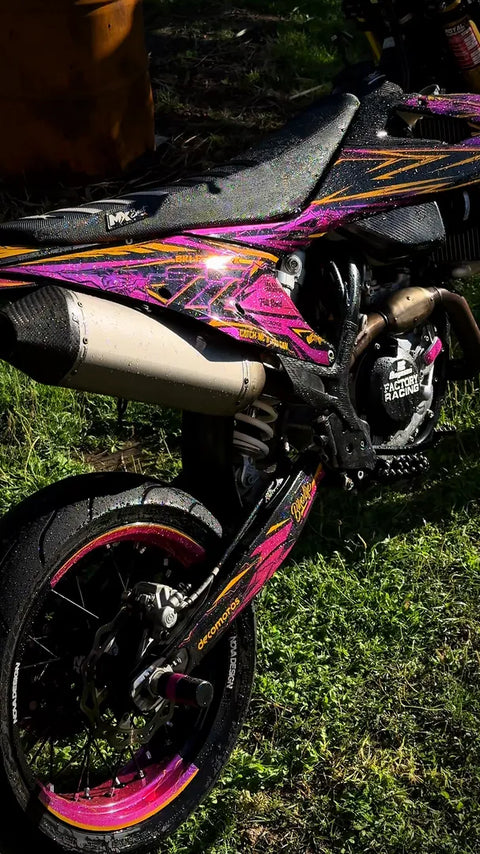 Supermotard au kit déco rose et or, gros plan