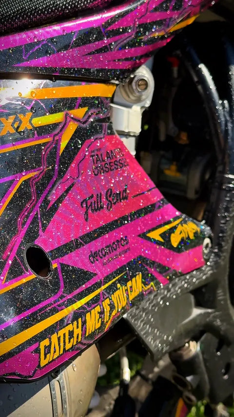 Supermotard con kit de adhesivos rosa y dorado, primer plano