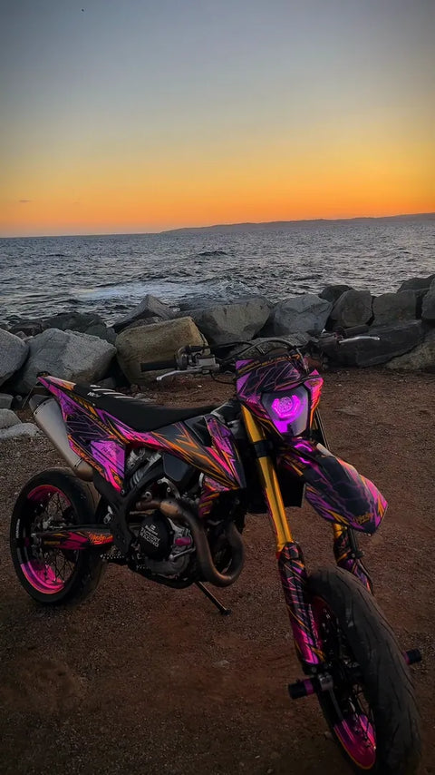 Supermotard con kit de adhesivos rosa y dorado