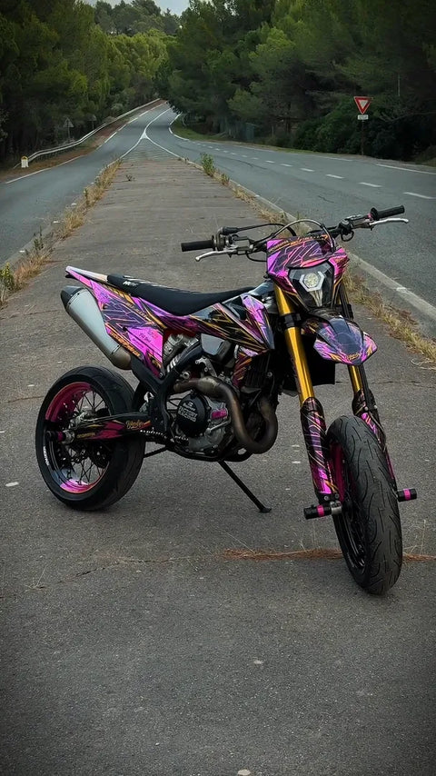 Supermotard con kit de adhesivos rosa y dorado