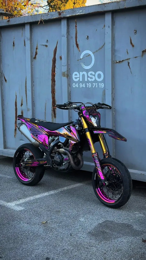 Supermotard au kit déco rose et or