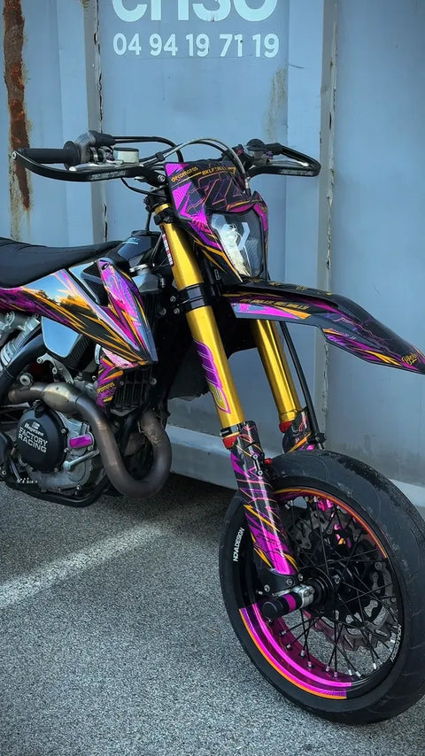 Supermotard con kit de adhesivos rosa y dorado