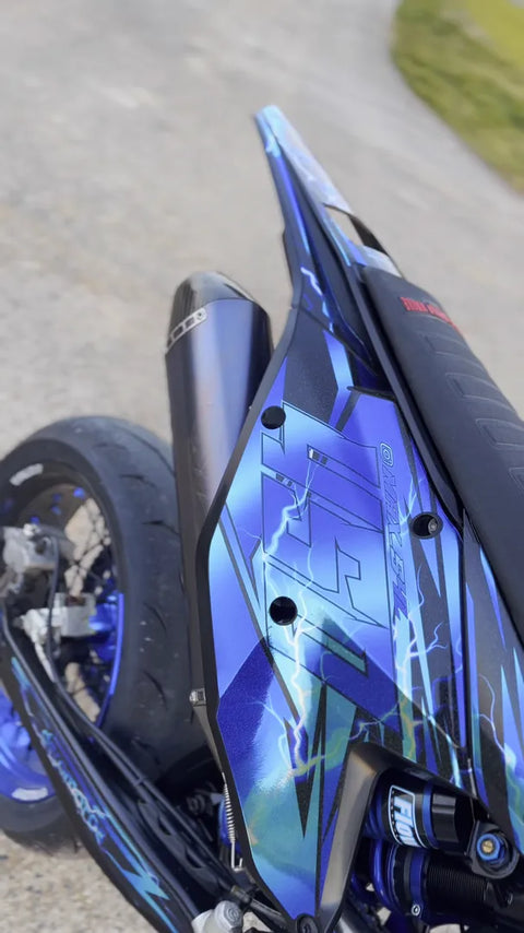 Supermotard au kit déco bleu, gros plan