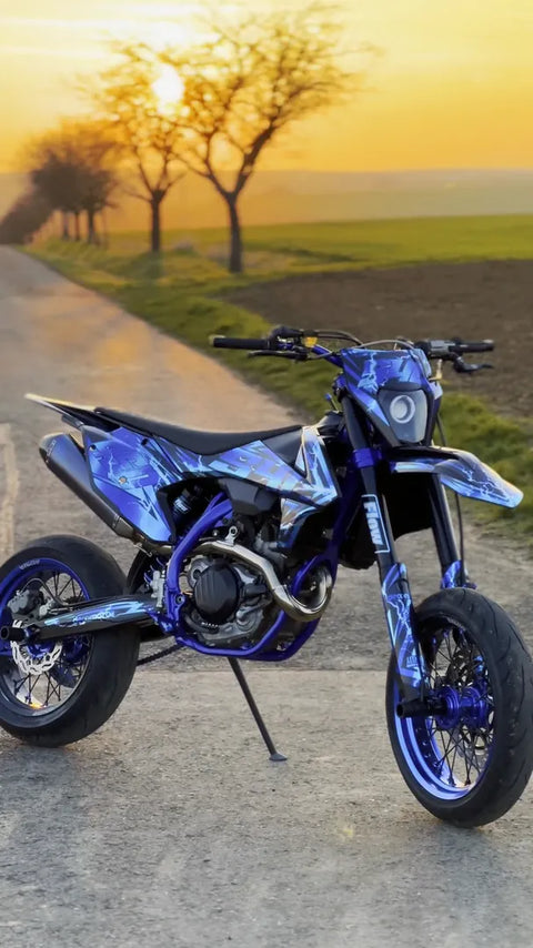Supermotard con kit de adhesivos azul, primer plano
