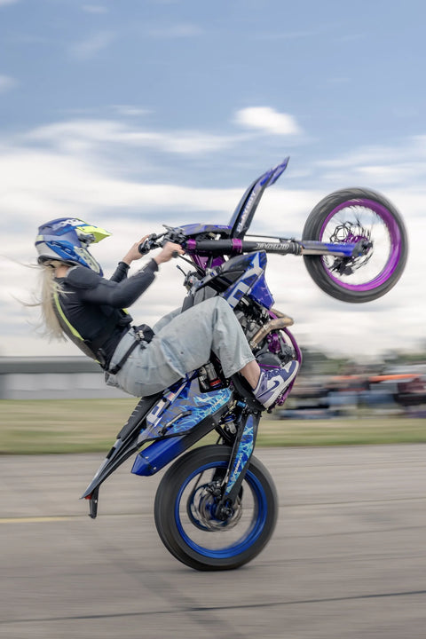 Supermotard au kit déco bleu et violet en action