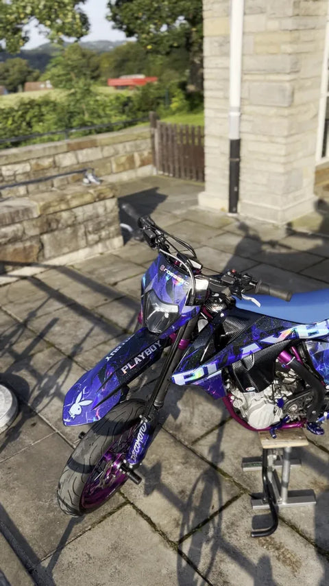 Supermotard au kit déco bleu et violet