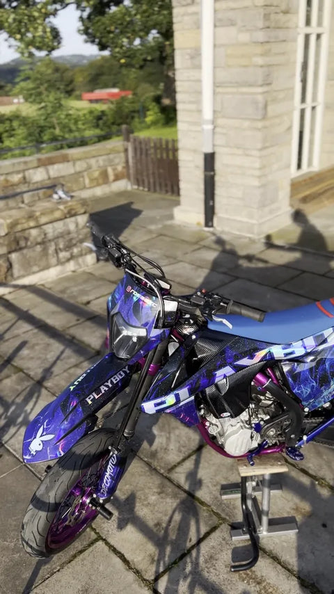 Supermotard con kit de adhesivos azul y violeta