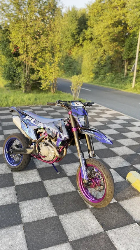 Supermotard au kit déco bleu et violet