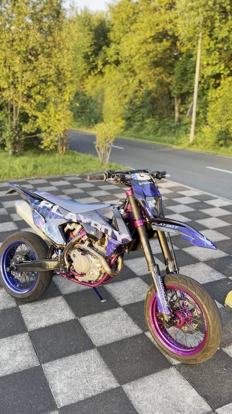Supermotard con kit de adhesivos azul y violeta
