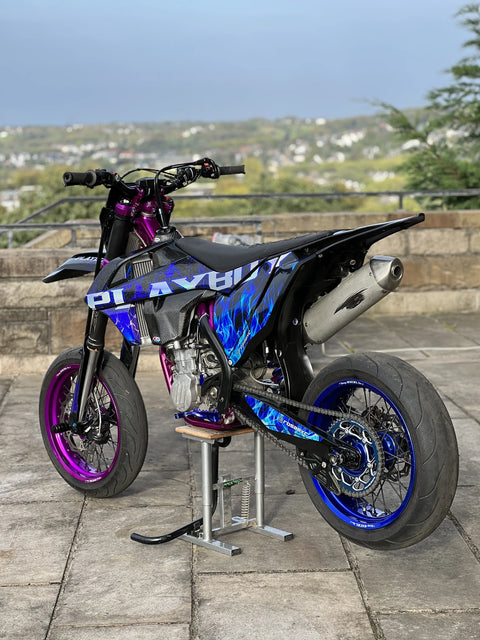 Supermotard au kit déco bleu et violet