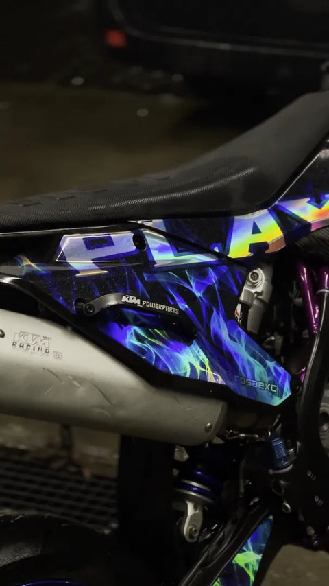 Supermotard au kit déco bleu et violet, gros plan