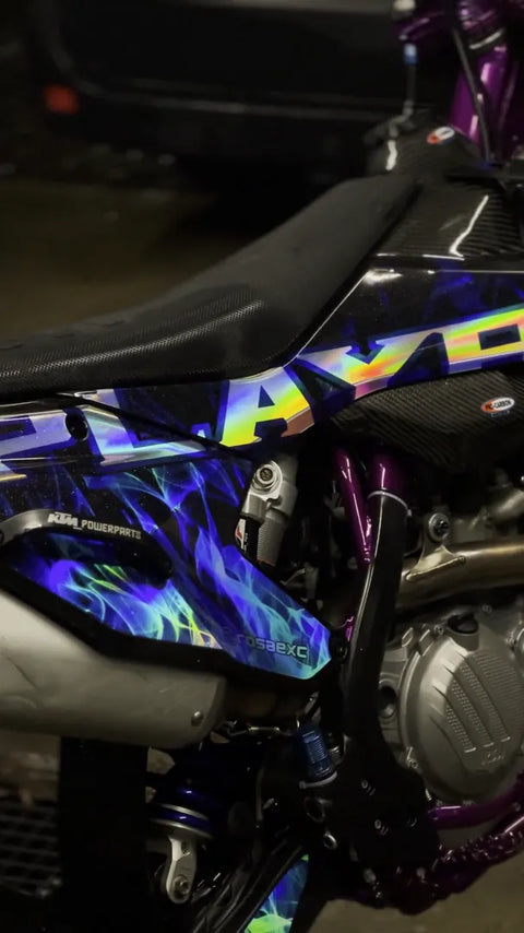 Supermotard con kit de adhesivos azul y violeta, primer plano