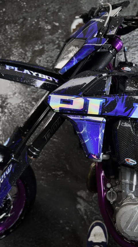Supermotard au kit déco bleu et violet, gros plan