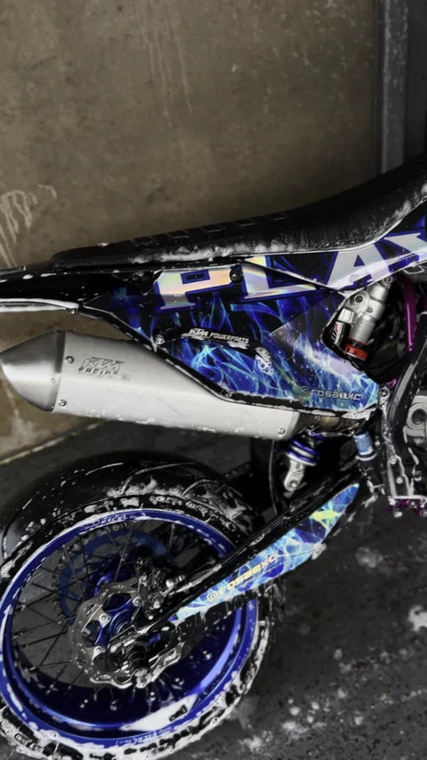 Supermotard au kit déco bleu et violet, gros plan