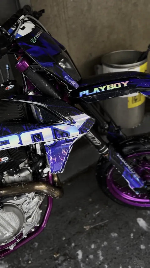 Supermotard con kit de adhesivos azul y violeta, primer plano