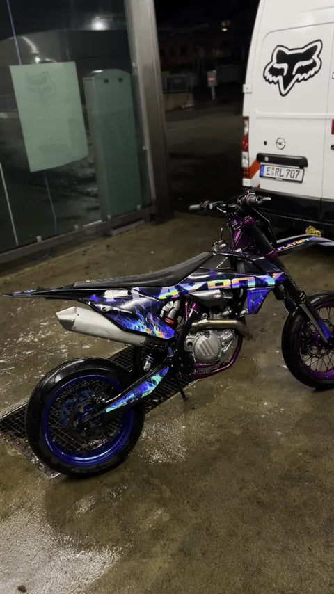 Supermotard au kit déco bleu et violet