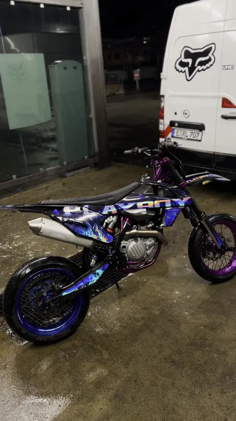 Supermotard con kit de adhesivos azul y violeta