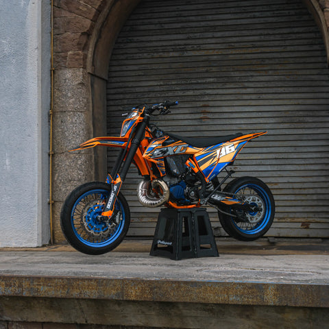 Supermotard au kit déco orange et bleu