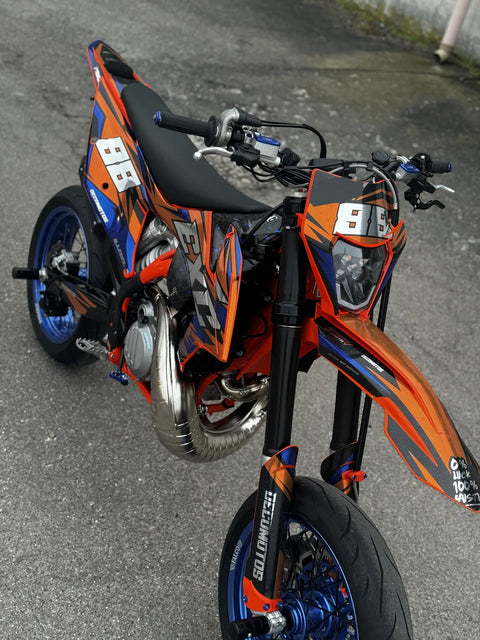 Supermotard con kit de adhesivos naranja y azul