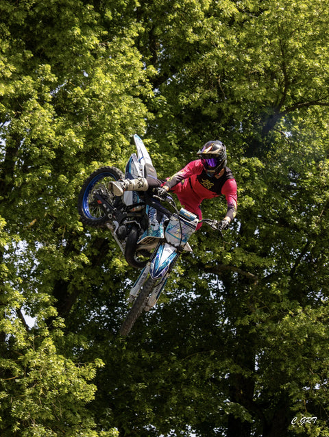Saut freestyle en moto cross au kit déco rose et bleu